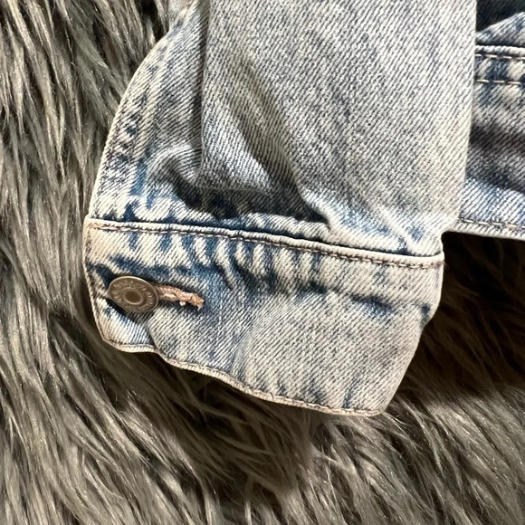 Women’s Old Navy Distressed Jean Jacket - Size XS | Color: Medium Wash - Picture 4 of 5